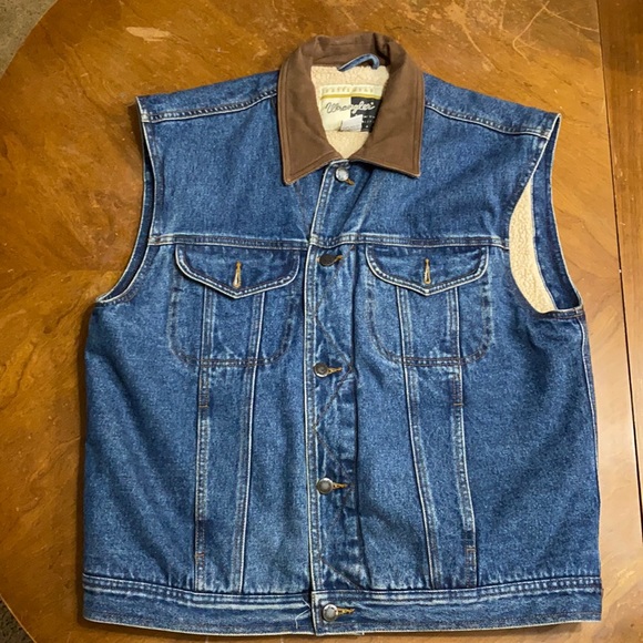 Wrangler Other - Wrangler Premium Quality Gear Outer Wearing vest. Sherpa inner lining.